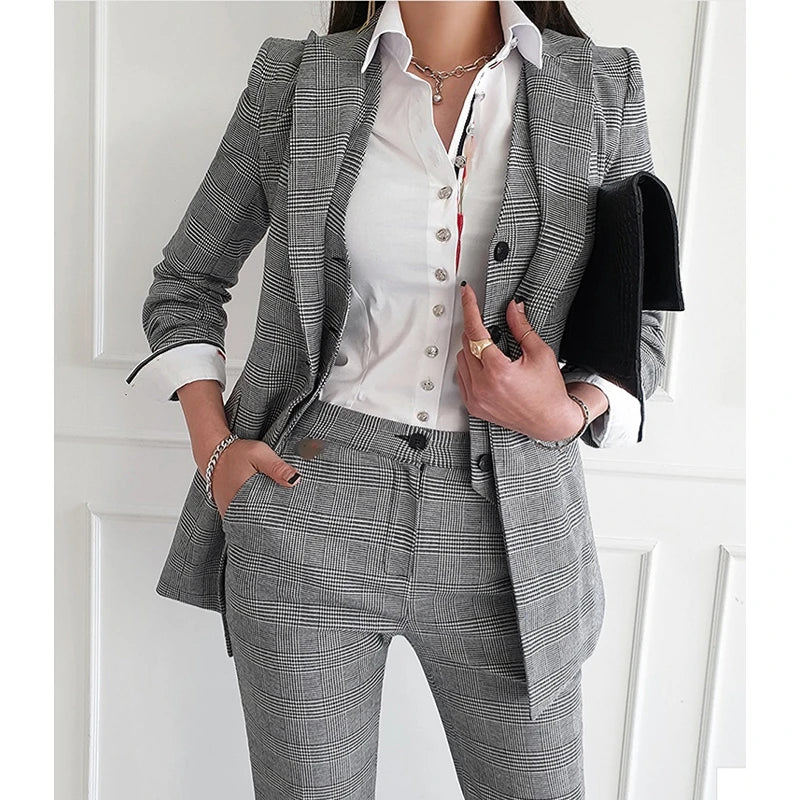Signature 3-Piece Women's Suit in chequered grey